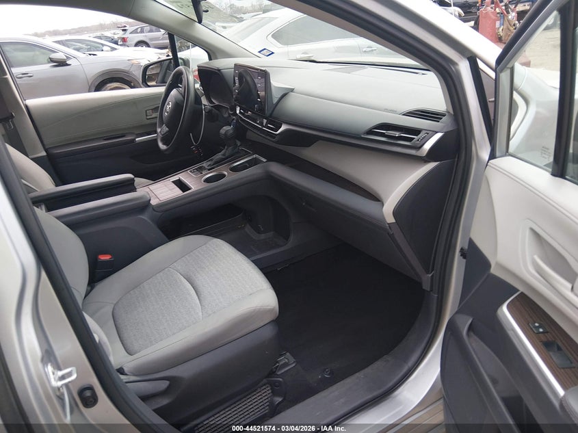 2022 Toyota Sienna Le