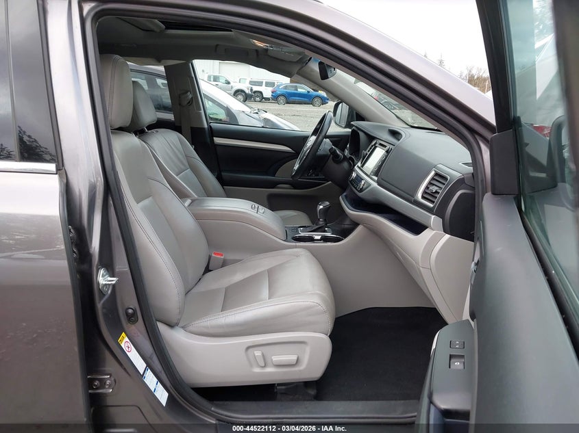 VIN 5TDJZRFH1JS534568 2018 TOYOTA HIGHLANDER XLE