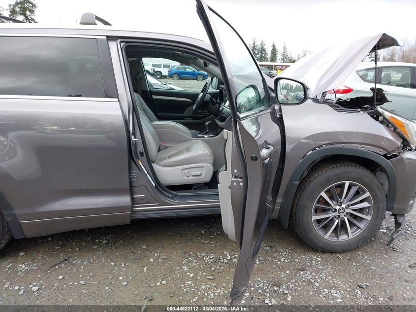 VIN 5TDJZRFH1JS534568 2018 TOYOTA HIGHLANDER XLE