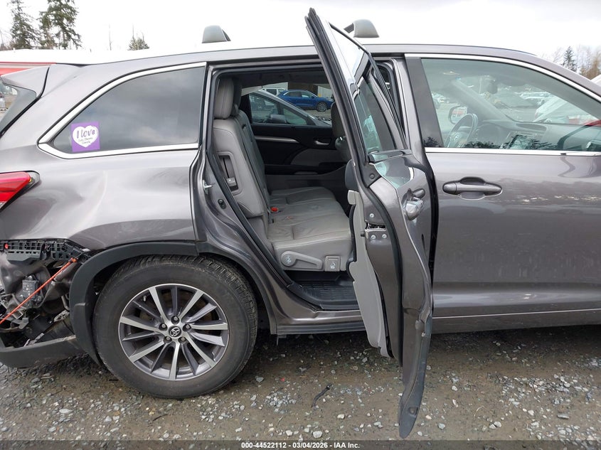 VIN 5TDJZRFH1JS534568 2018 TOYOTA HIGHLANDER XLE