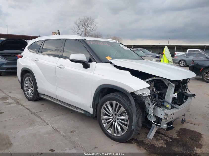2023 Toyota Highlander Hybrid Platinum