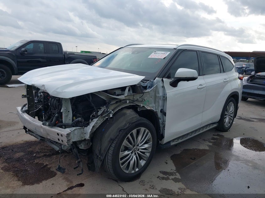 2023 Toyota Highlander Hybrid Platinum