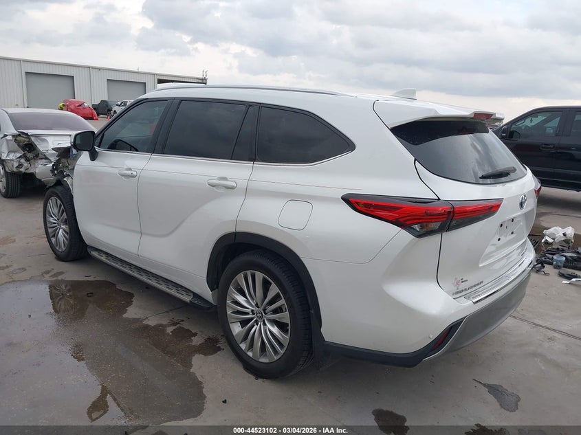 2023 Toyota Highlander Hybrid Platinum
