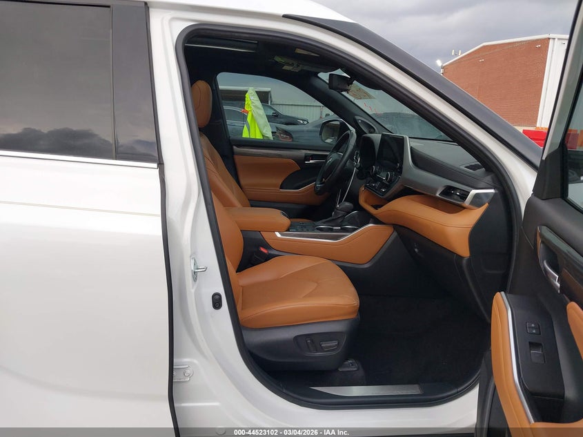 2023 Toyota Highlander Hybrid Platinum