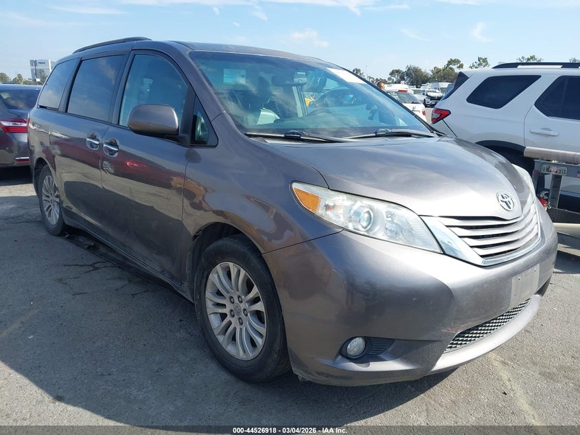 2015 Toyota Sienna Xle 8 Passenger