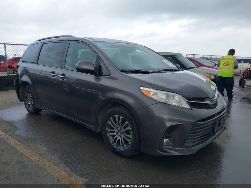 2019 Toyota Sienna Xle 8 Passenger
