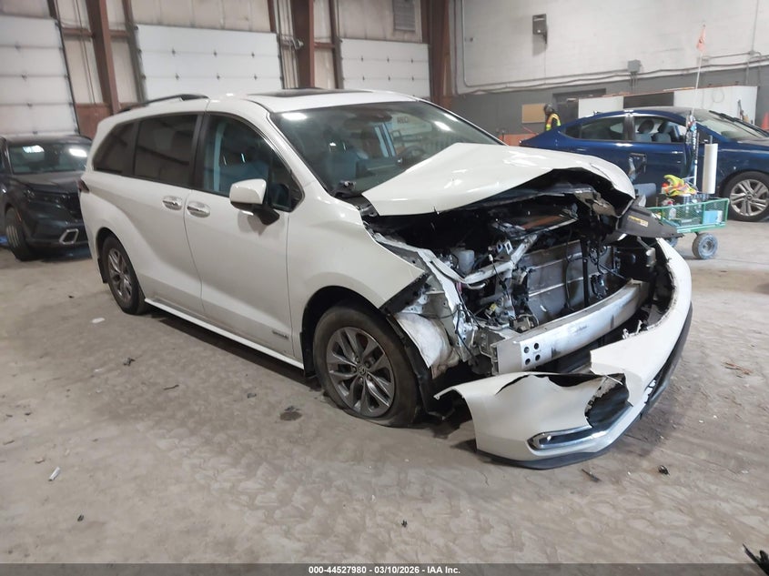 2021 Toyota Sienna Xle