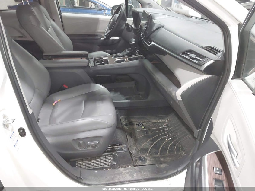 2021 Toyota Sienna Xle