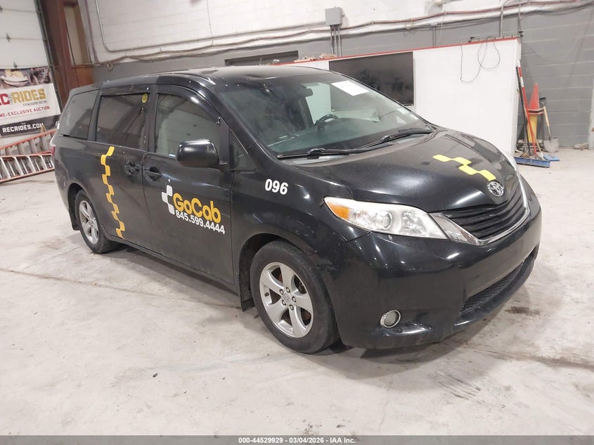 TOYOTA SIENNA 2015. Lot# 44529929. VIN 5TDZK3DC3FS552766. Photo 1