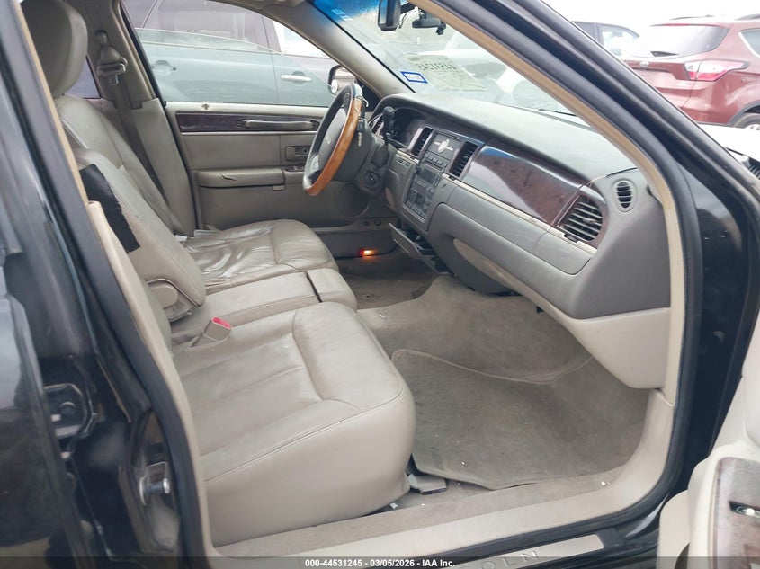 2011 Lincoln Town Car Signature Limited