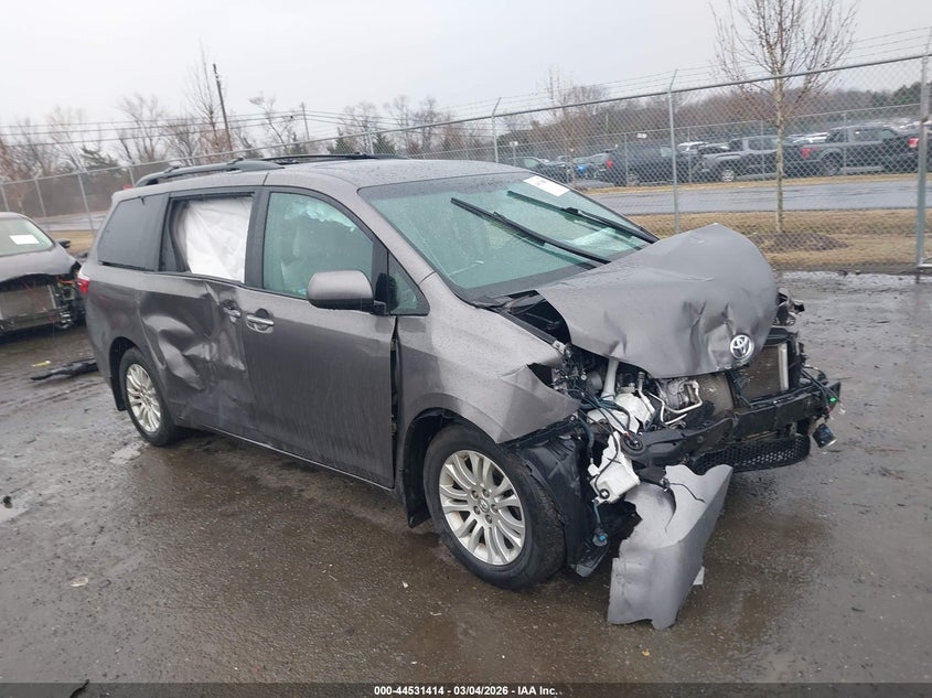 2017 Toyota Sienna Xle 8 Passenger