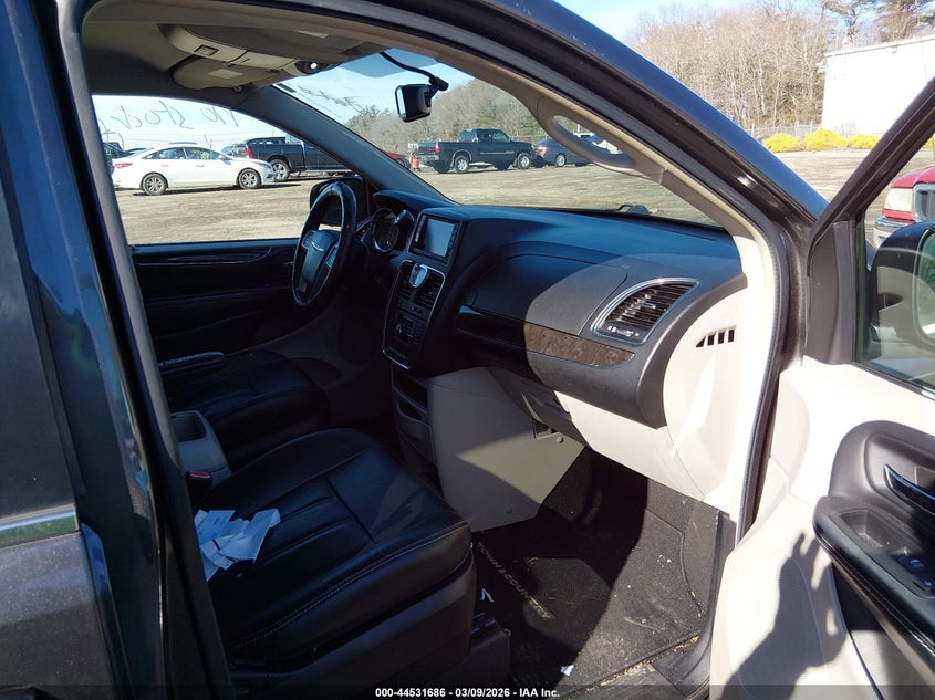 2016 Chrysler Town & Country Touring