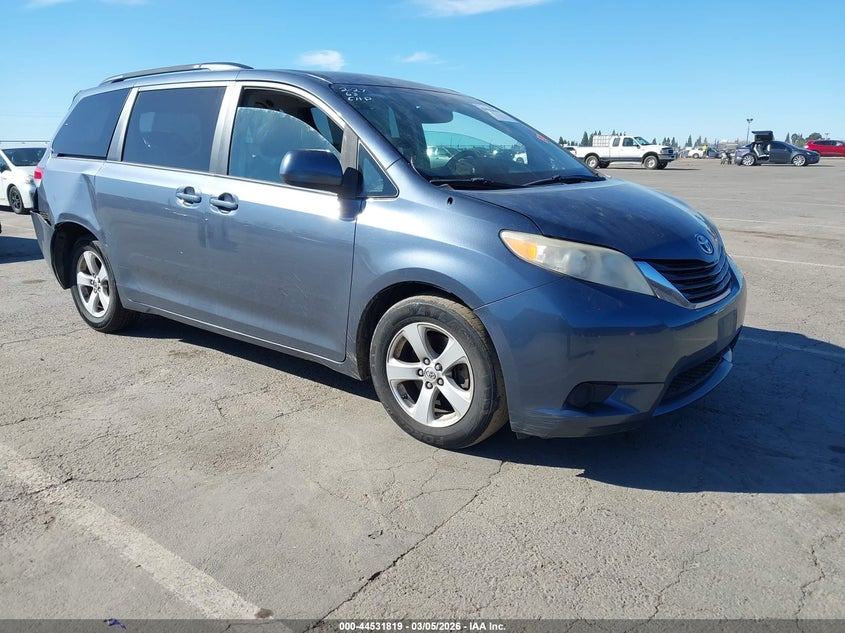 2013 Toyota Sienna Le V6 8 Passenger
