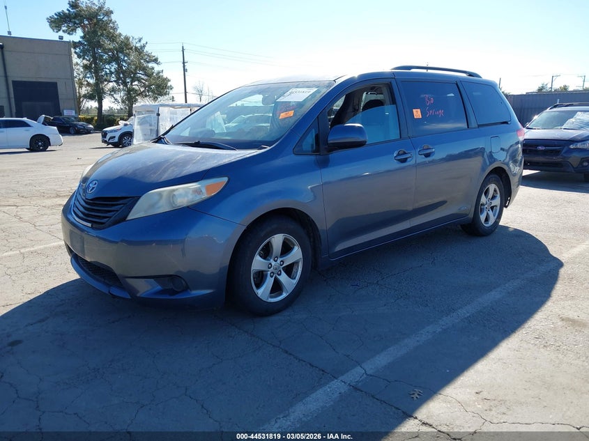 2013 Toyota Sienna Le V6 8 Passenger