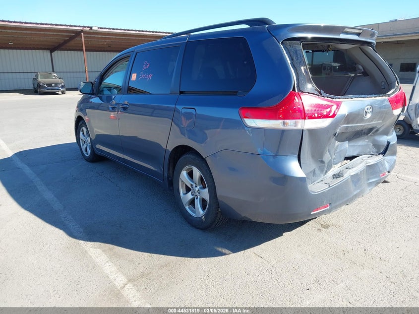2013 Toyota Sienna Le V6 8 Passenger
