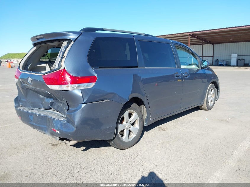 2013 Toyota Sienna Le V6 8 Passenger