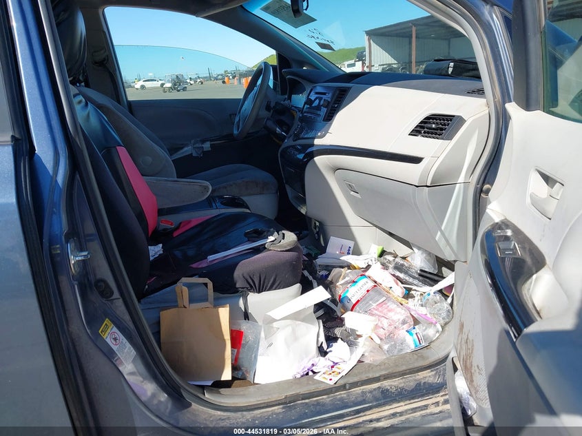 2013 Toyota Sienna Le V6 8 Passenger