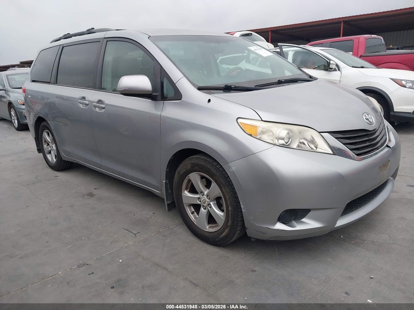 2012 Toyota Sienna Le V6 8 Passenger