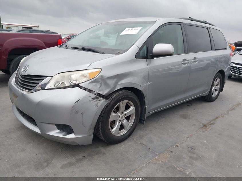 2012 Toyota Sienna Le V6 8 Passenger
