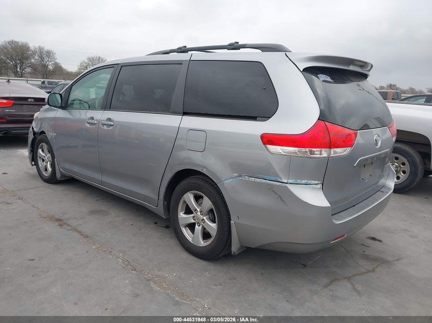 2012 Toyota Sienna Le V6 8 Passenger