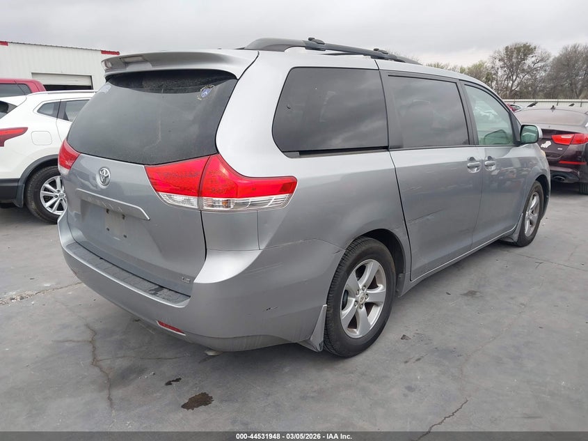 2012 Toyota Sienna Le V6 8 Passenger