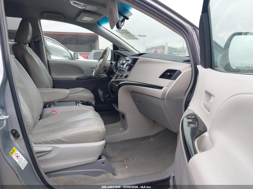 2012 Toyota Sienna Le V6 8 Passenger