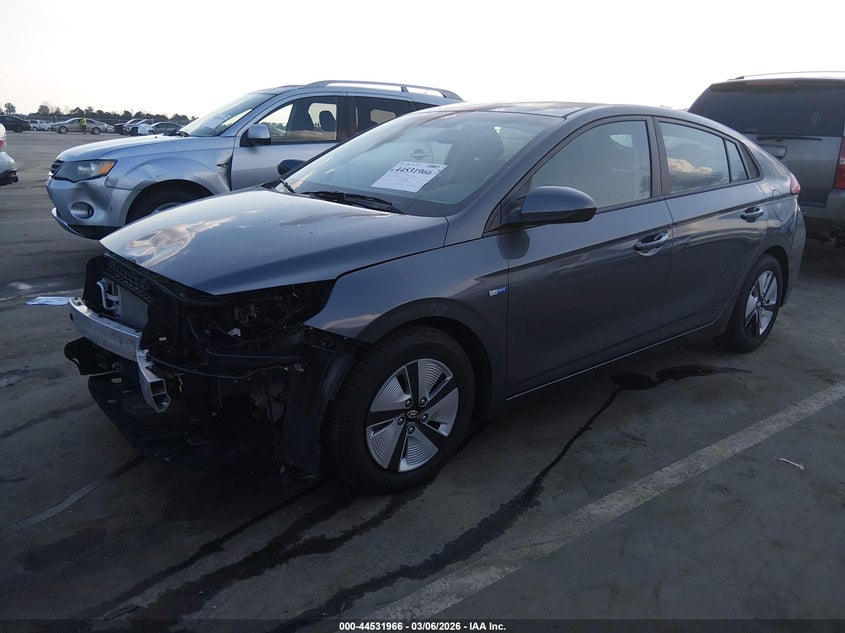 VIN KMHC65LC9JU096182 2018 HYUNDAI IONIQ HYBRID BLUE