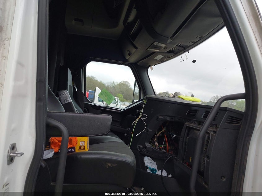 2023 FREIGHTLINER NEW CASCADIA 126 auction photo 5