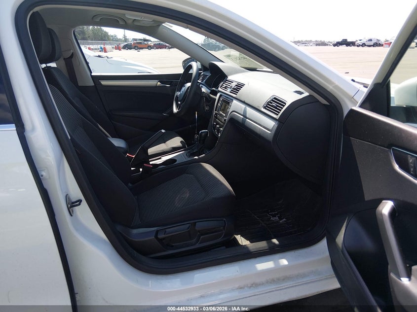 VOLKSWAGEN PASSAT 2017 VIN 1VWAT7A35HC017915