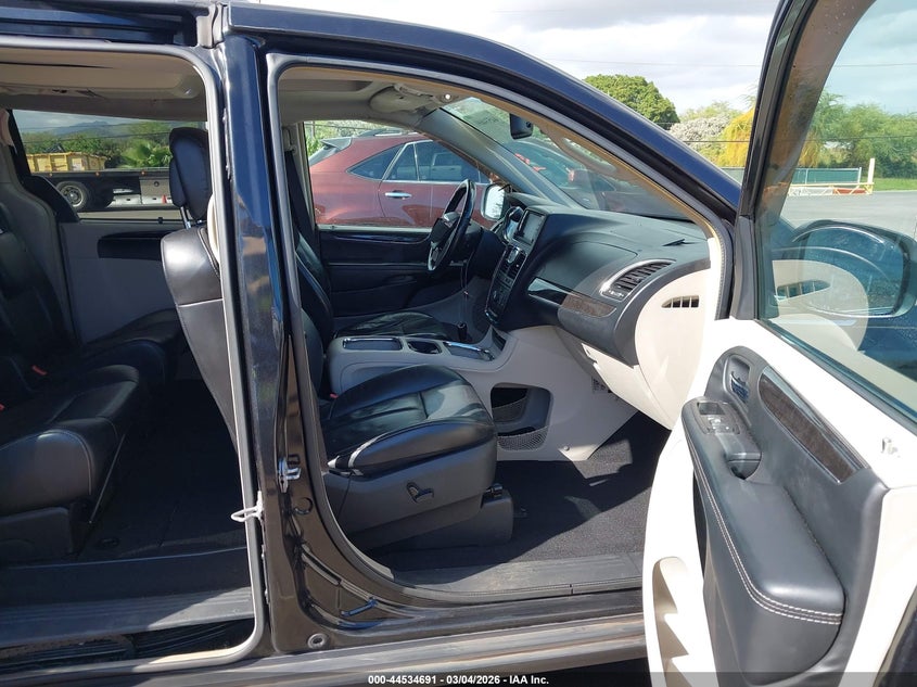 2016 Chrysler Town & Country Limited Platinum