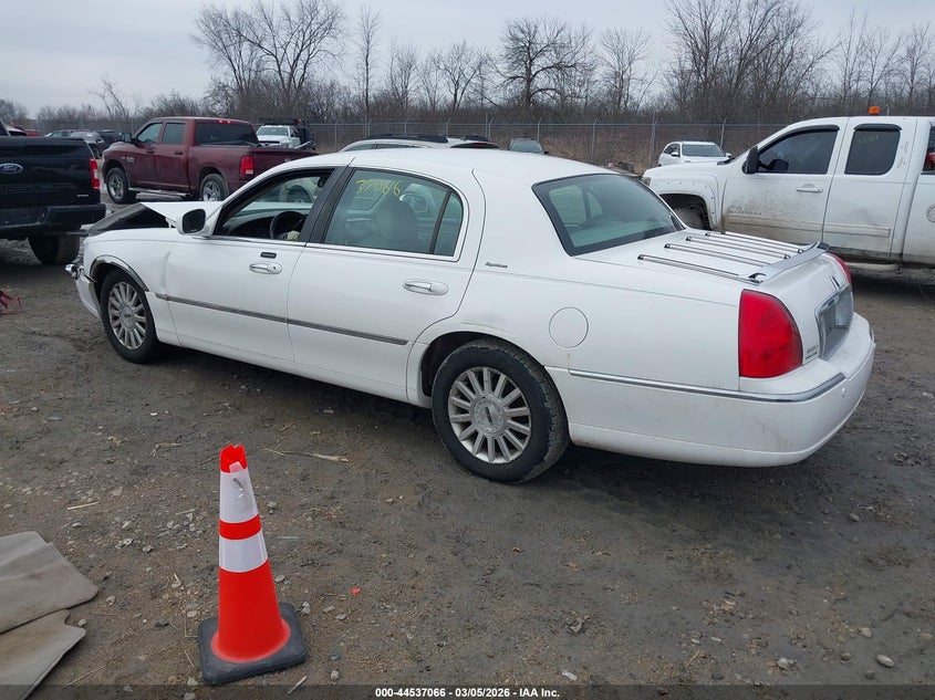2004 Lincoln Town Car Signature
