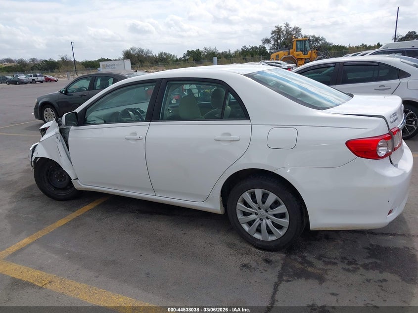 5YFBU4EEXCP017844 2012 Toyota Corolla 1.8 Le White