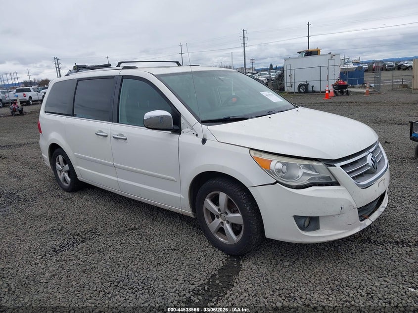 2V4RW6DG6BR645850 VOLKSWAGEN ROUTAN Photo 1
