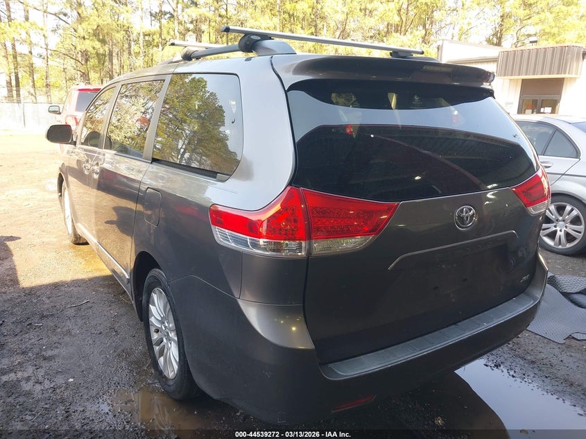 2013 Toyota Sienna Xle V6 8 Passenger