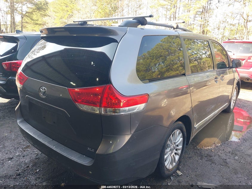2013 Toyota Sienna Xle V6 8 Passenger