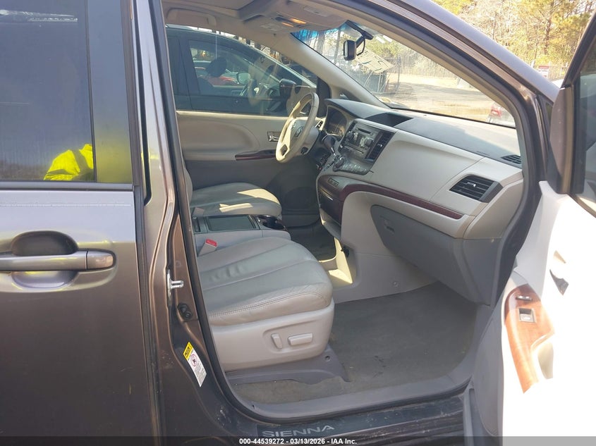 2013 Toyota Sienna Xle V6 8 Passenger