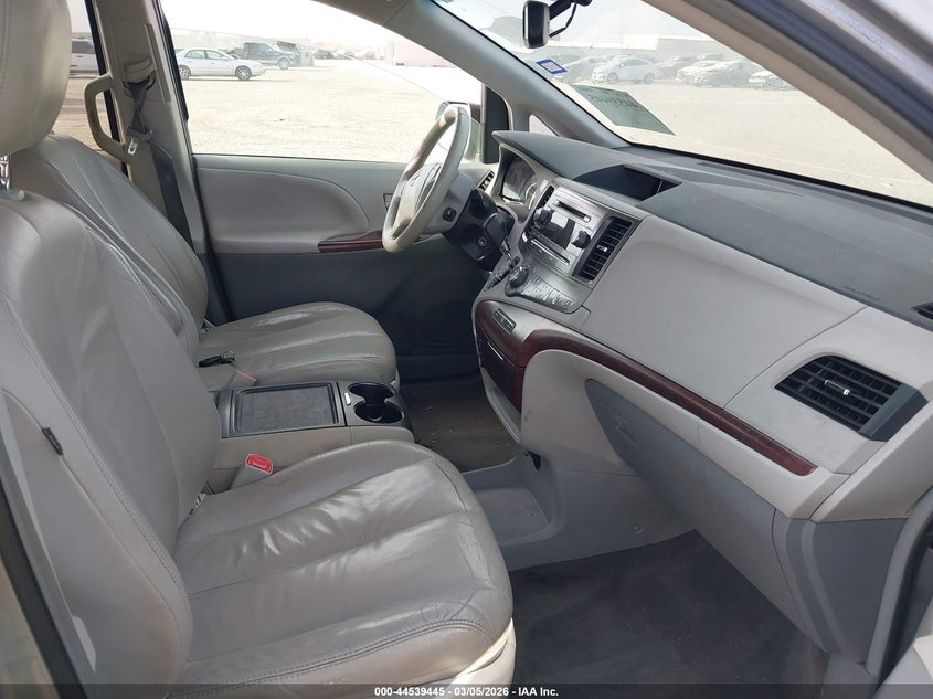 2012 Toyota Sienna Xle V6 8 Passenger