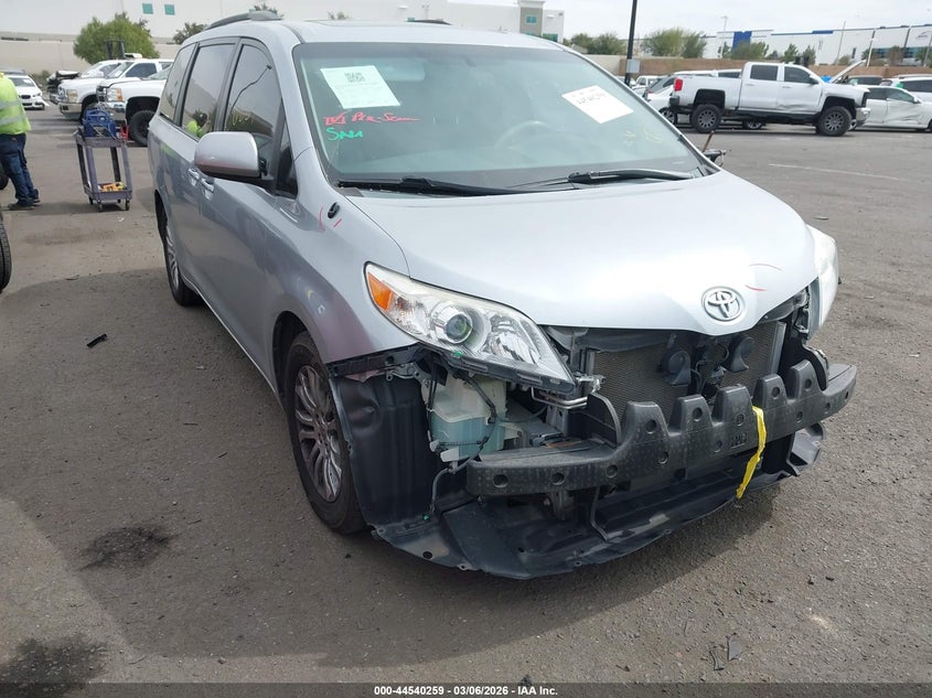 2013 Toyota Sienna Xle V6 8 Passenger