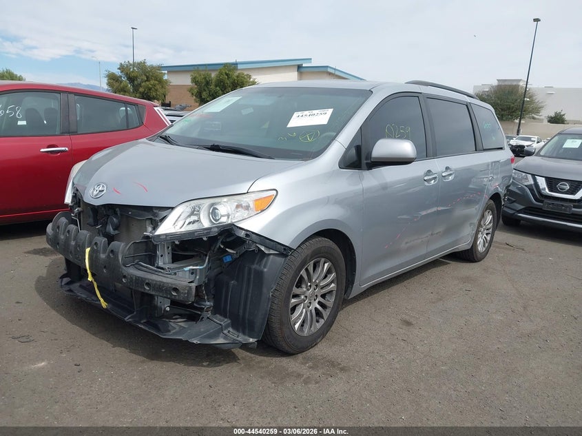 2013 Toyota Sienna Xle V6 8 Passenger