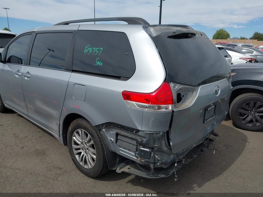 2013 Toyota Sienna Xle V6 8 Passenger