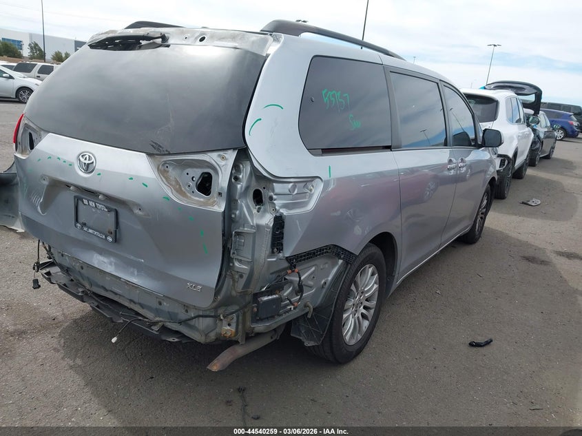 2013 Toyota Sienna Xle V6 8 Passenger