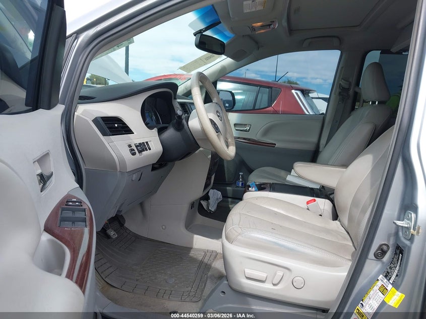 2013 Toyota Sienna Xle V6 8 Passenger