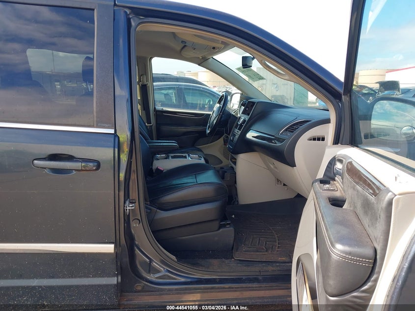 2013 Chrysler Town & Country Touring