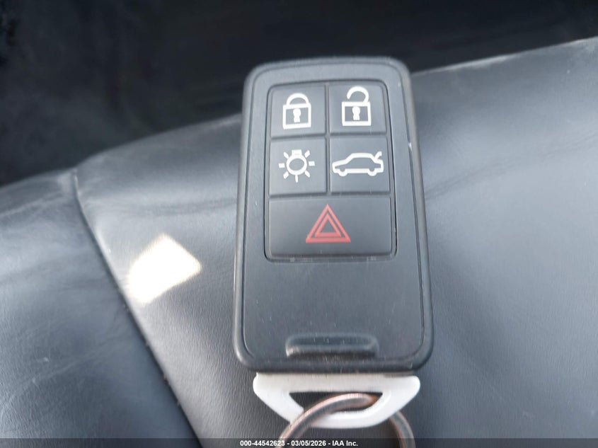 2017 Volvo V60 T6 R-Design Platinum VIN: YV149MSS3H1333984 Lot: 44542623