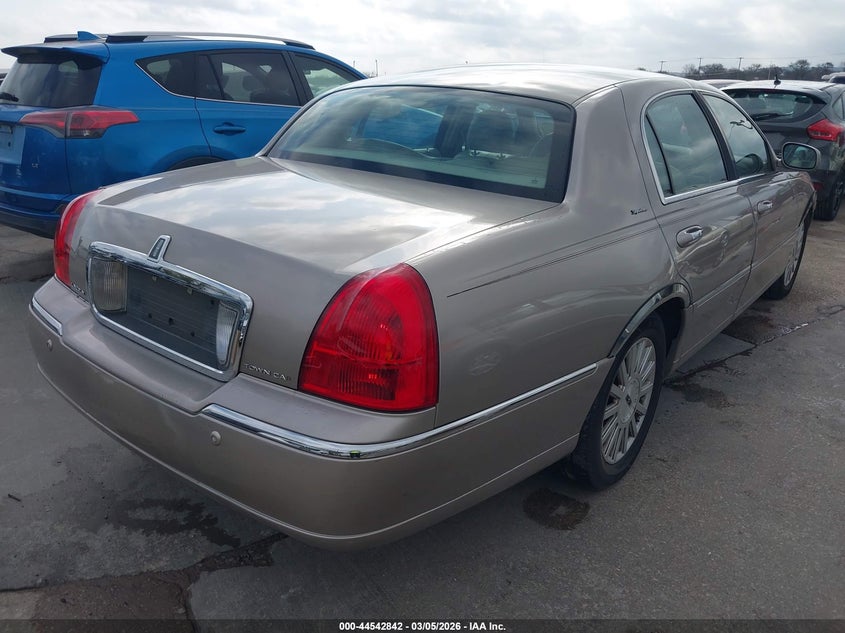 2003 Lincoln Town Car Signature