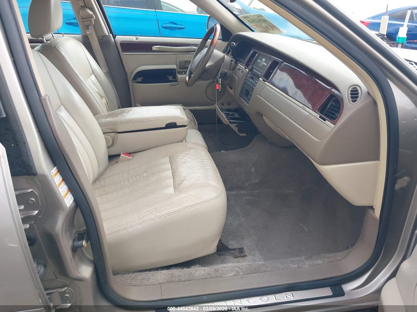 2003 Lincoln Town Car Signature