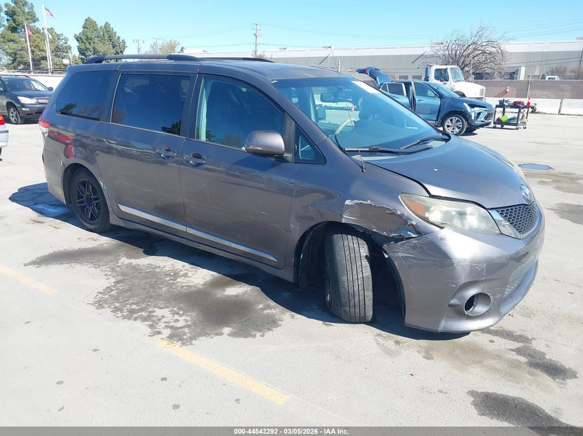 TOYOTA SIENNA SE 8 PASSENGER