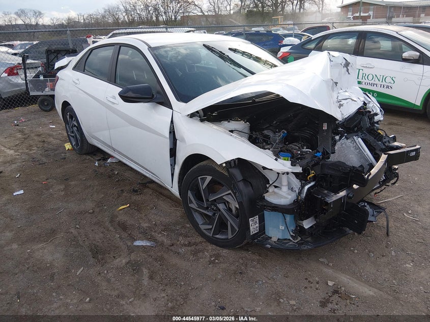2025 HYUNDAI ELANTRA auction photo 1
