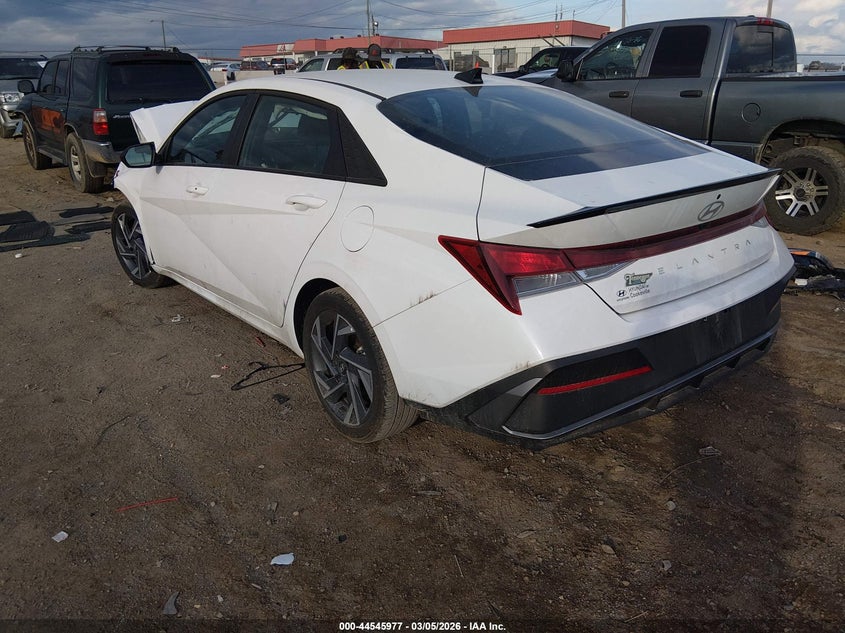 2025 HYUNDAI ELANTRA auction photo 3