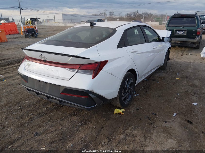 2025 HYUNDAI ELANTRA auction photo 4